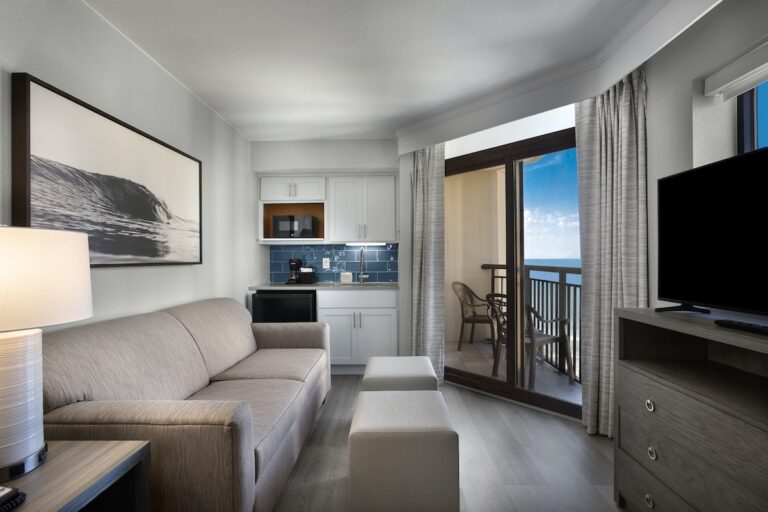 Paradise Tower - Ocean View Deluxe Studio Living Room