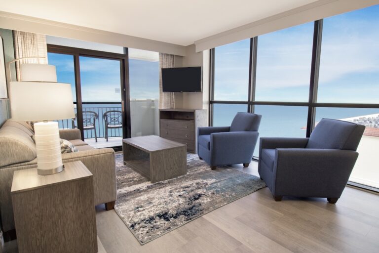 Paradise Tower - Oceanfront Deluxe 2 Bedroom Condo Living Room